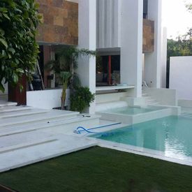 Decopool casa con piscina de microcemento